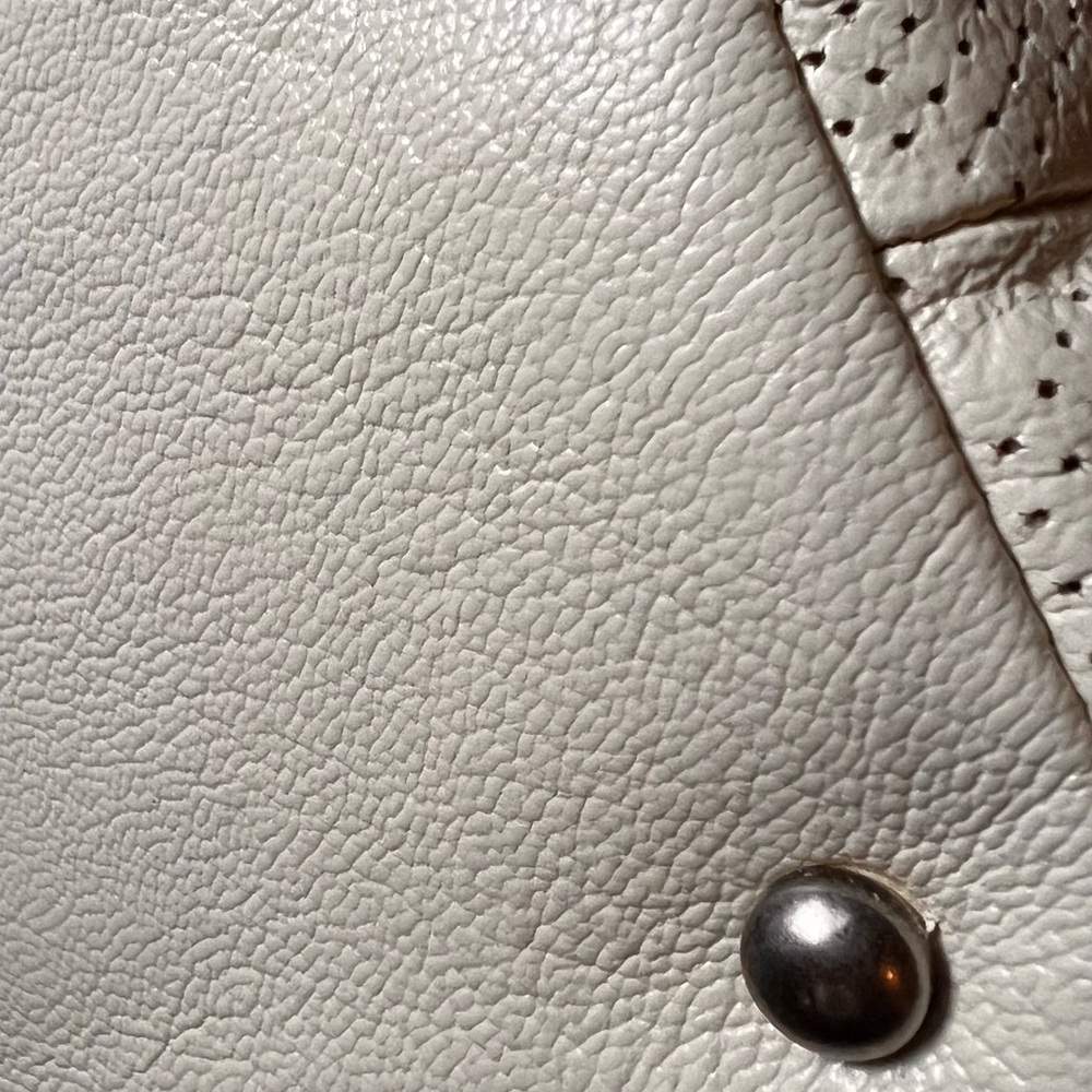 Chanel Cream Tote Bag with Textured Canvas and Iconic CC Logo - Picture 15 of 16
